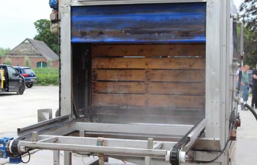 De kistenwasser en de filtratie-unit worden op een eenvoudig verplaatsbaar frame geplaatst.