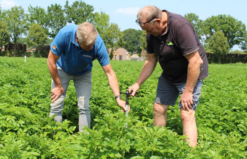 Geert-Jan van Roessel (links) en Jos van Sambeeck controleren de stabiliteit van een standpijp met sprinkler.