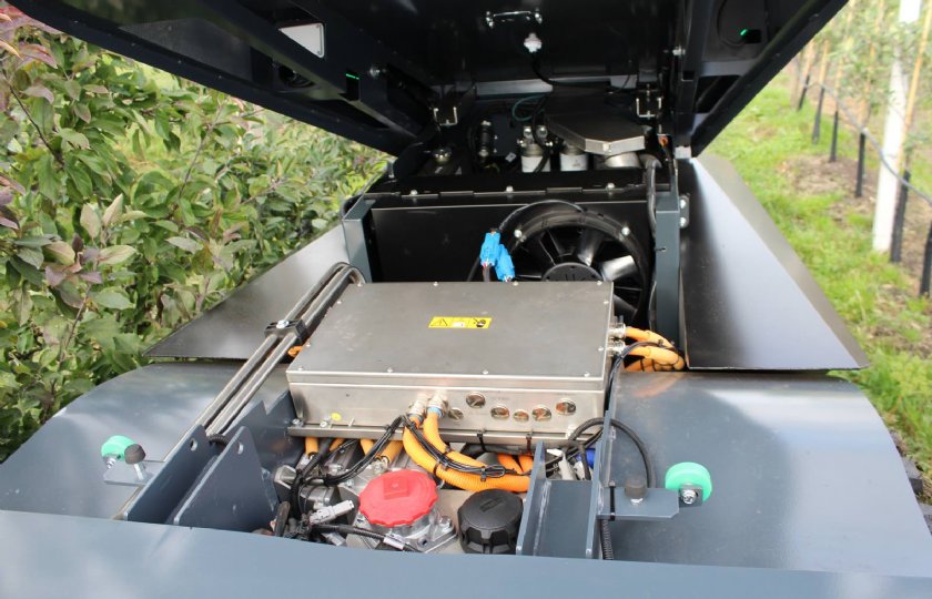 Onder de motorkap liggen een 75 pk viercilinder Deutz-motor en verder elektrische componenten.